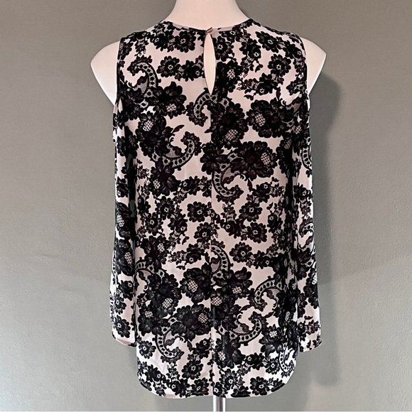Women’s Vince Camuto cut out shoulder long sleeve B/W floral pattern top - Picture 3 of 10
